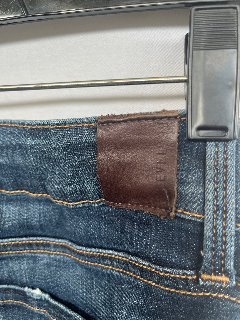 Level 99 Women’s Dark Wash Mid-Rise Slim Bootcut Jeans size 28 - Picture 6 of 9